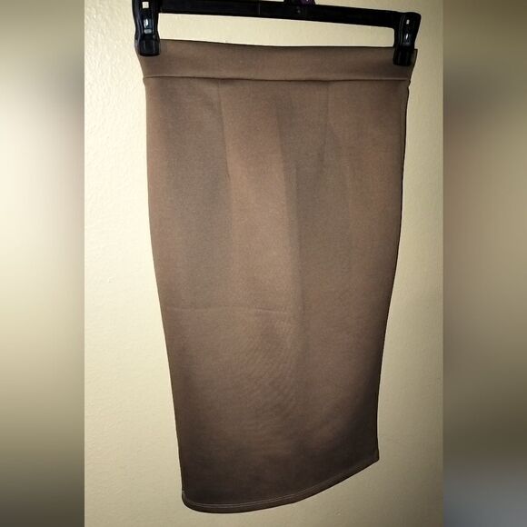 Size Medium tan colored pencil skirt - Picture 2 of 6